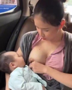 出租车司机交流群流出的司机车内摄像头偷拍车上给孩子喂奶的宝妈